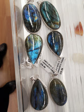 Load image into Gallery viewer, LABRADORITE PENDANT
