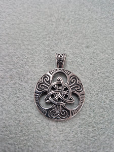 304 STAINLESS TRIQUETRA KNOT PENDANT