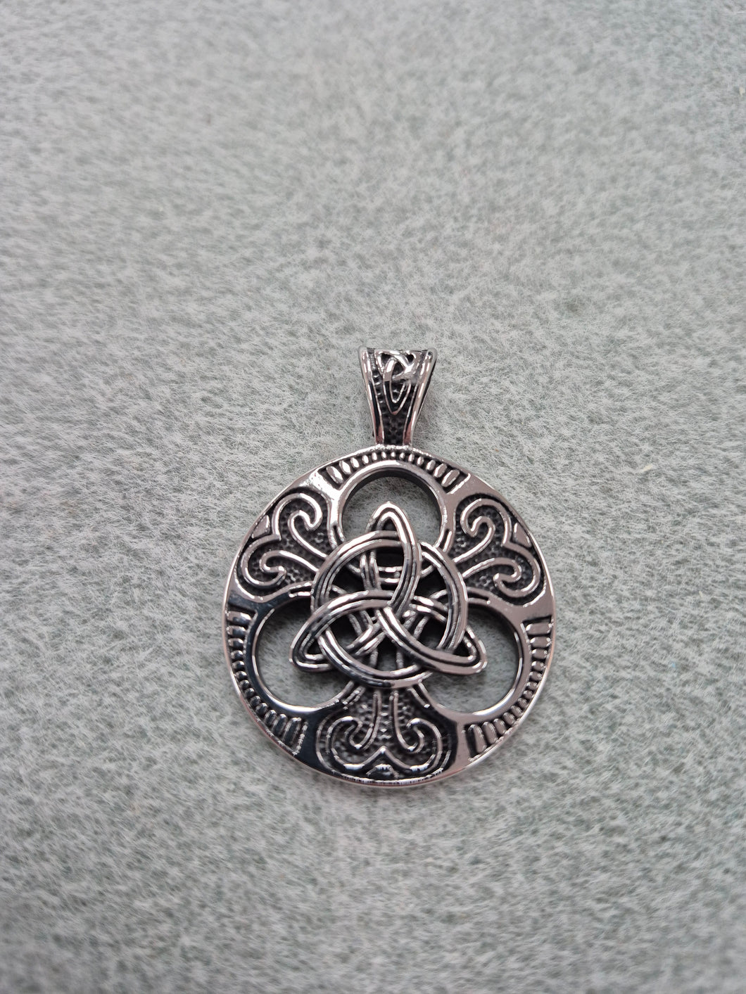 304 STAINLESS TRIQUETRA KNOT PENDANT