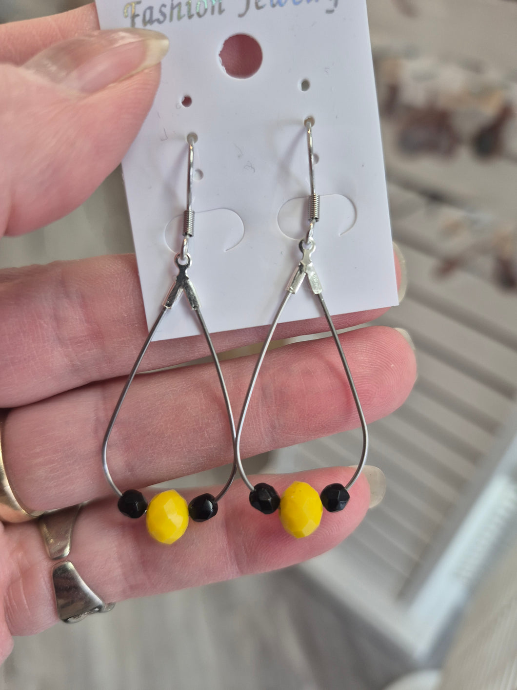 GLASS CRYSTAL EARRINGS BLACK/YELLOW STAINLESS HOOKS