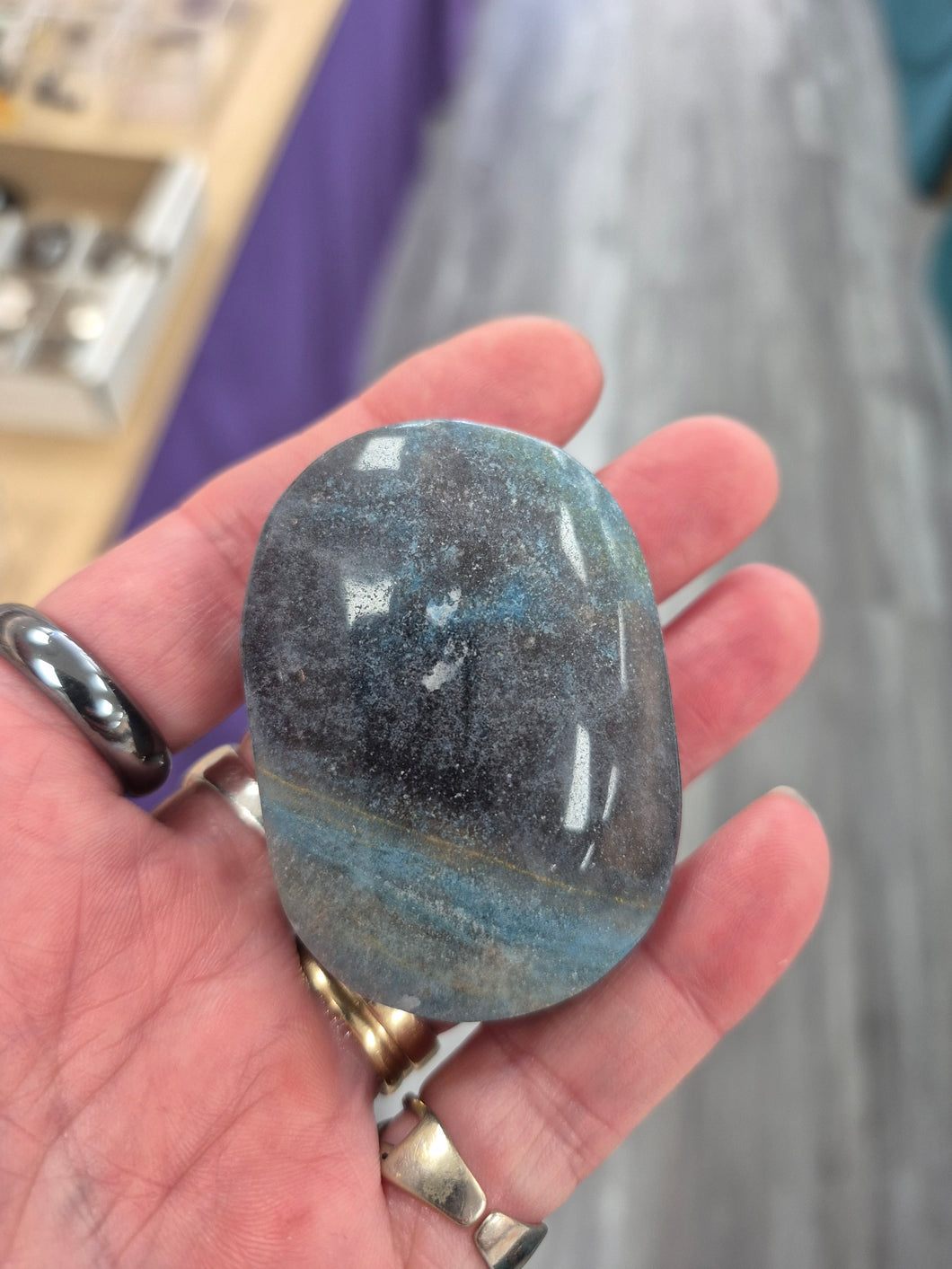 TROLLEITE PALM STONE