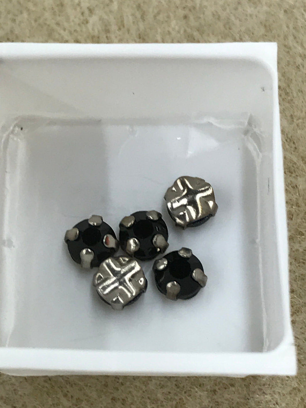 SEW-ON RHINESTONE 3.9MM