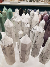 Load image into Gallery viewer, HOWLITE POINT
