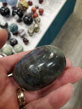 Load image into Gallery viewer, LABRADORITE GALLET/PALM STONE
