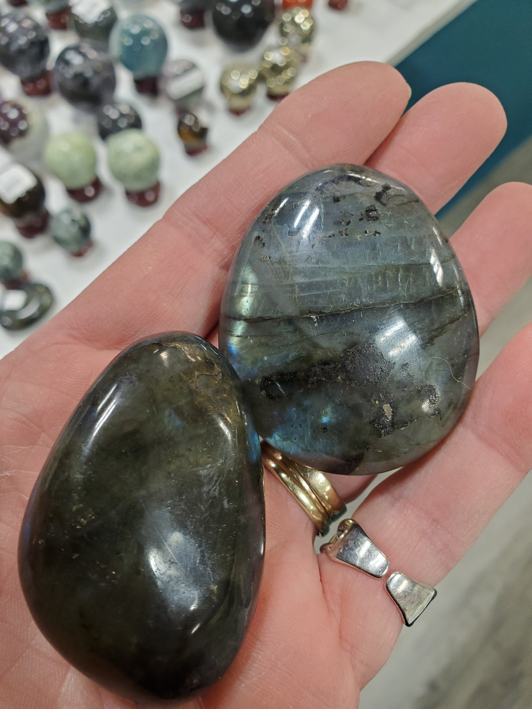 LABRADORITE GALLET/PALM STONE