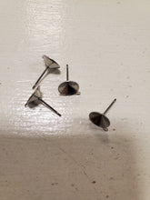 Load image into Gallery viewer, 304 STAINLESS EAR STUD /W LOOP
