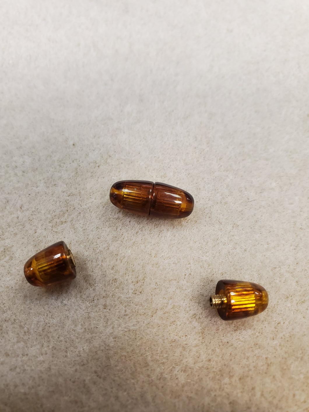 BRASS/RESIN SCREW CLASP 17.5X7MM DK AMBER