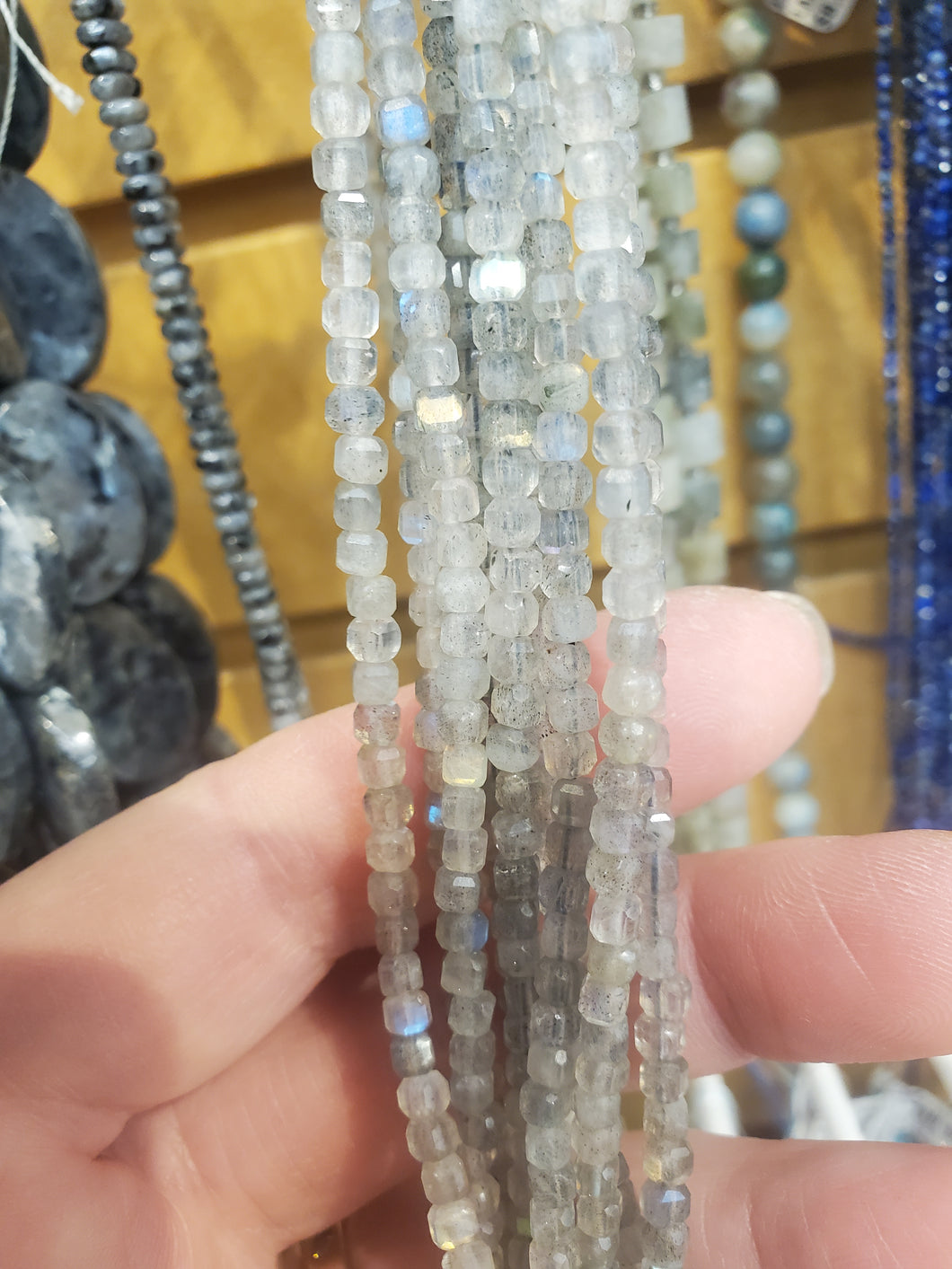 LABRADORITE FACETED CUBE 3-3.5MM