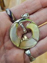 Load image into Gallery viewer, SHELL PENDANT

