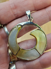 Load image into Gallery viewer, SHELL PENDANT
