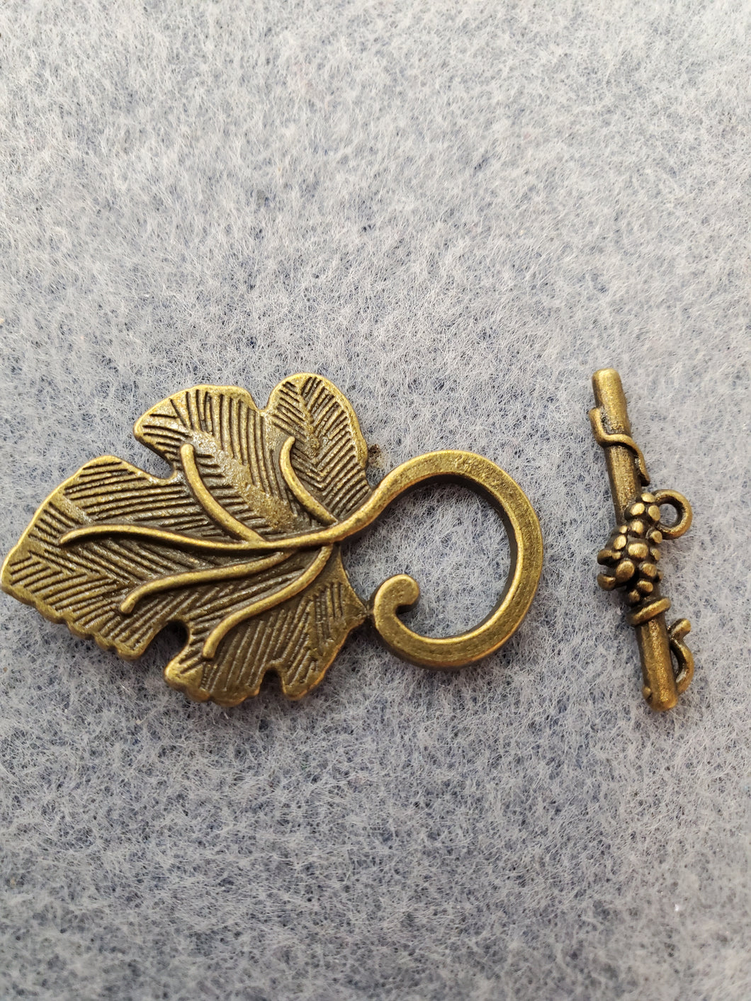 TOGGLE CLASP GRAPE LEAF