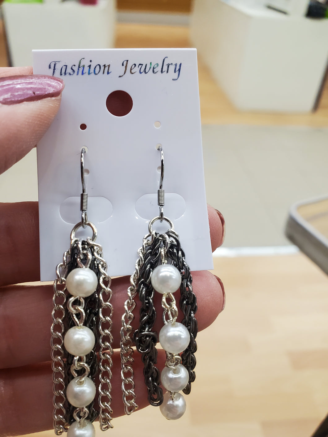 BLACK/WHITE EARRINGS PEARL/CHAIN
