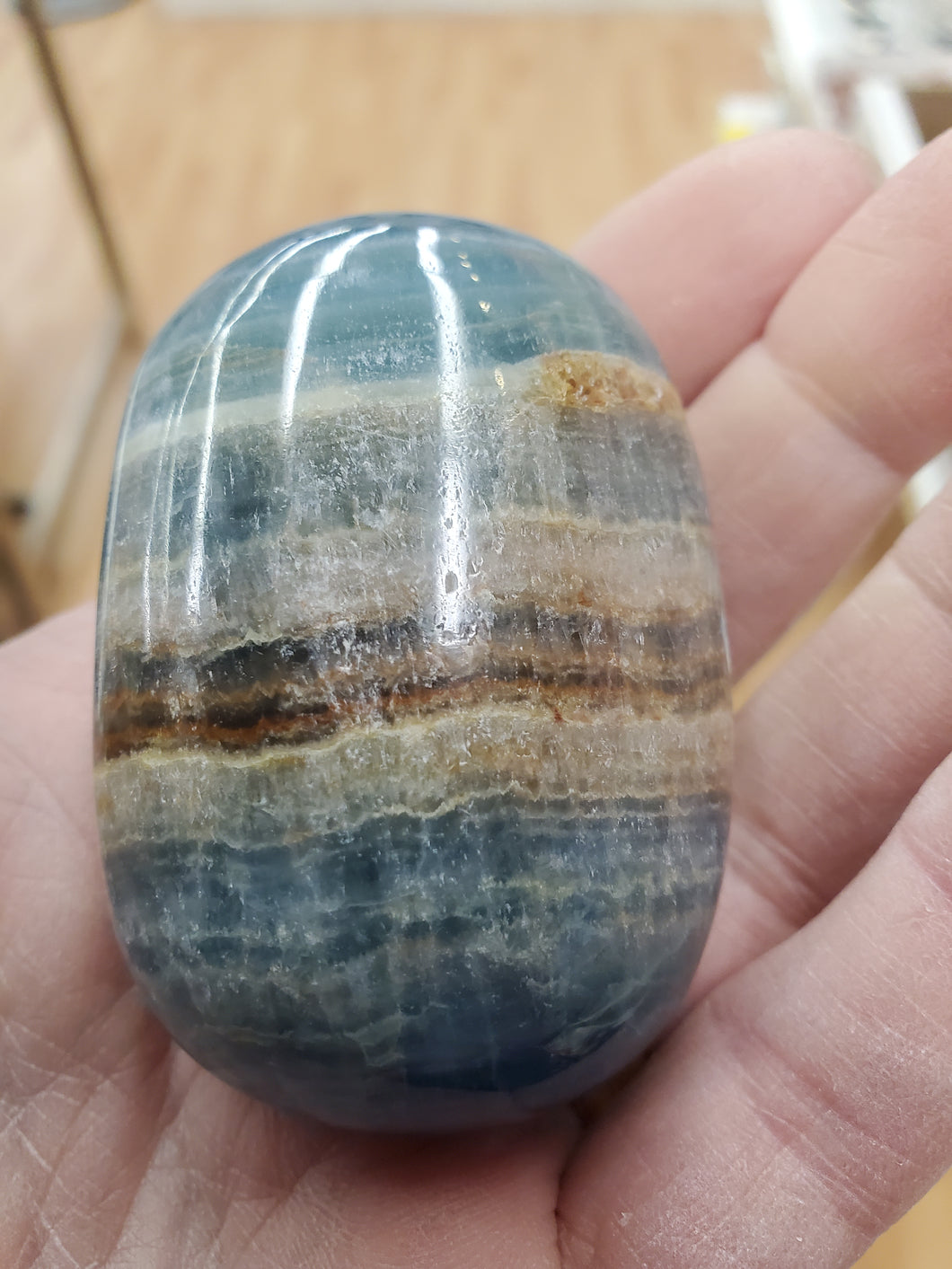 BLUE ONYX PALM STONE 141G 62X42X30MM