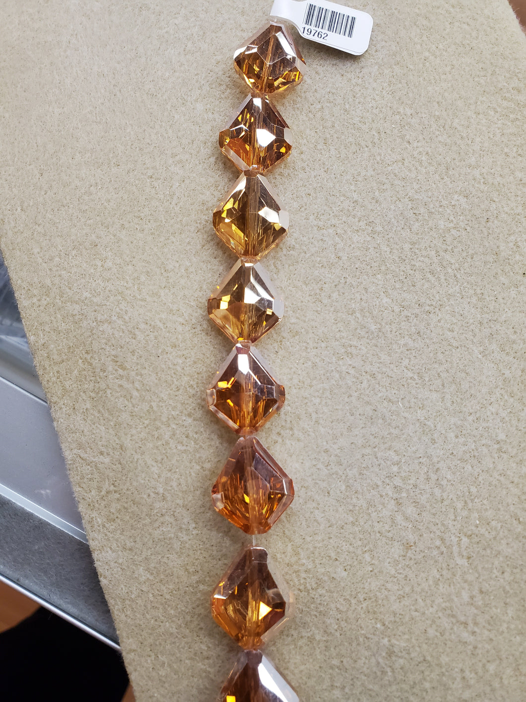 FACETED GLASS KITE 22X19X10.5MM