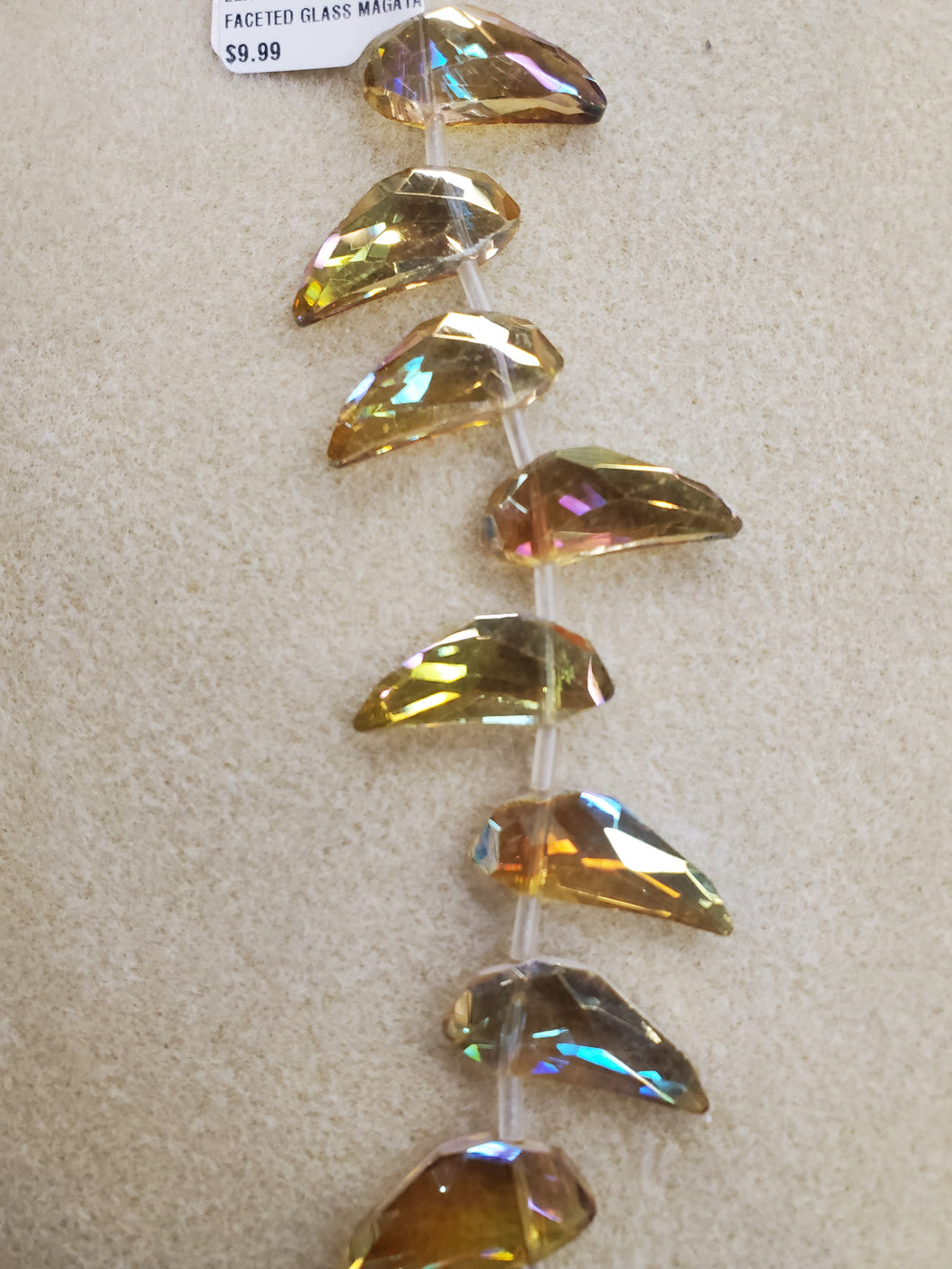 FACETED GLASS MAGATAMA 22X19X10.5MM
