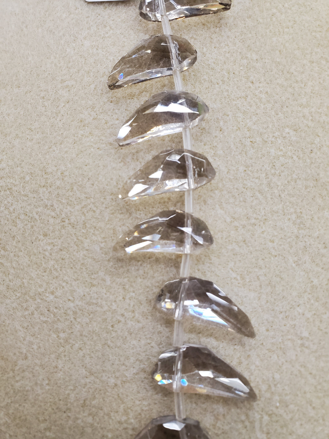 FACETED GLASS MAGATAMA 22X19X10.5MM