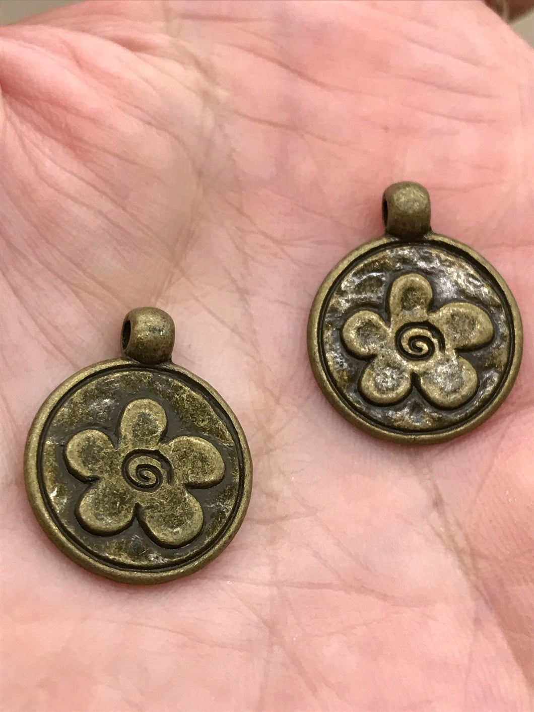 FLOWER CHARM 20X16MM