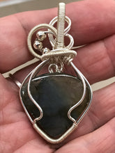 Load image into Gallery viewer, LABRADORITE PENDANT
