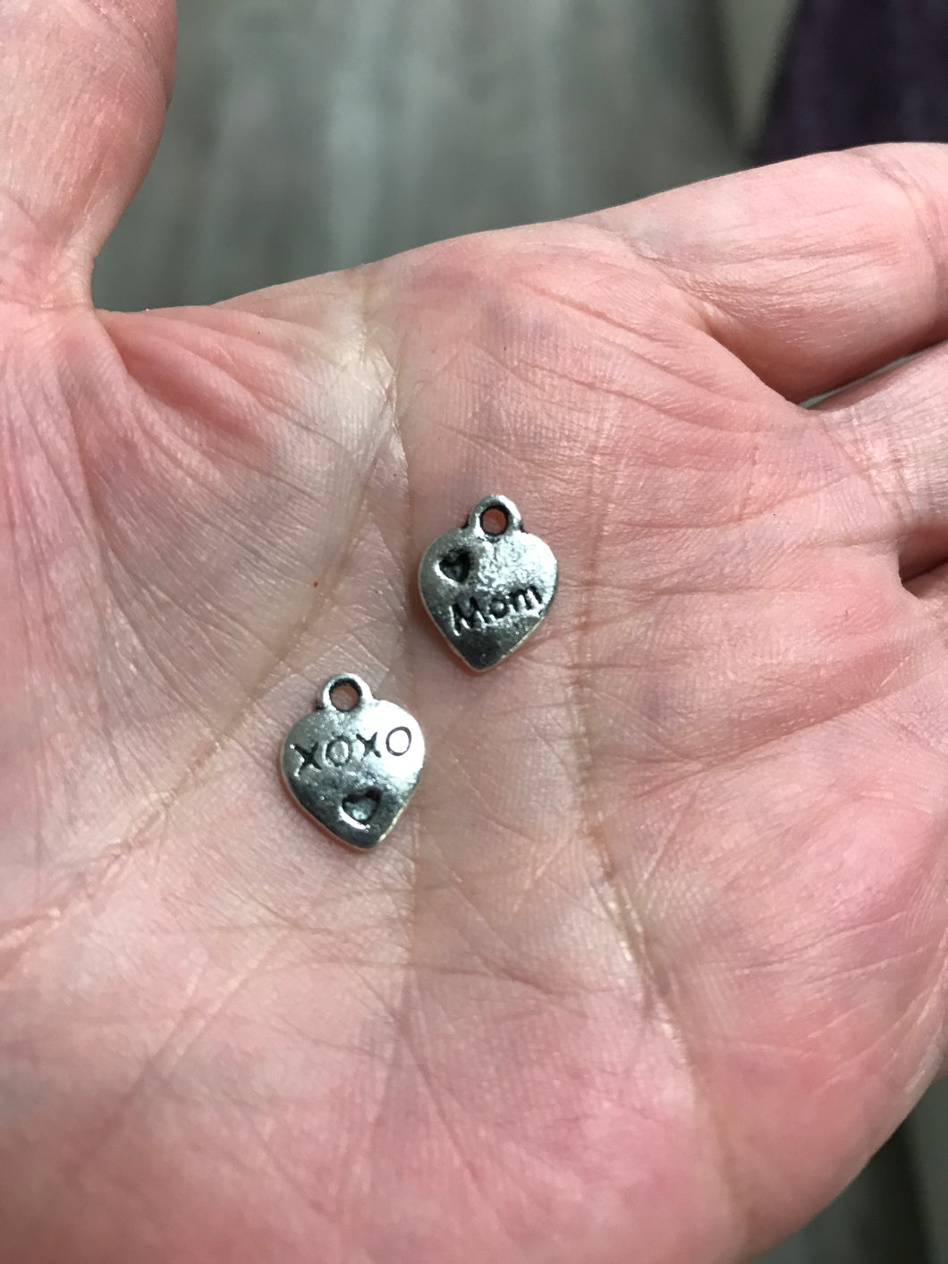 CHARM 'LOVE MOM' HEART