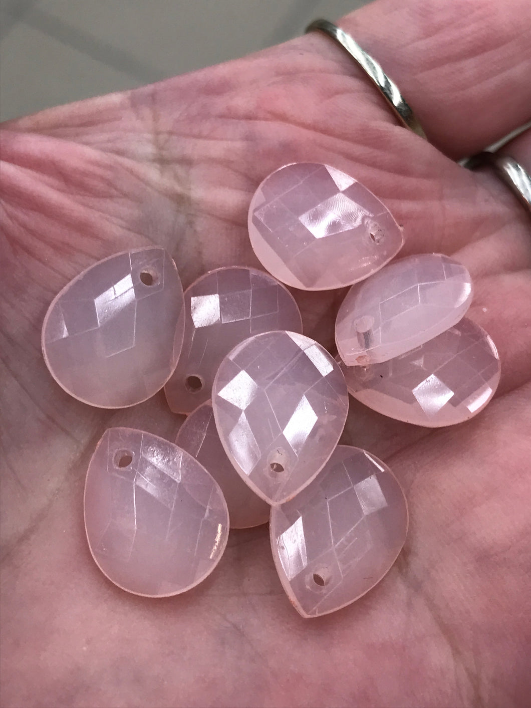 ACRYLIC FACETED DROP