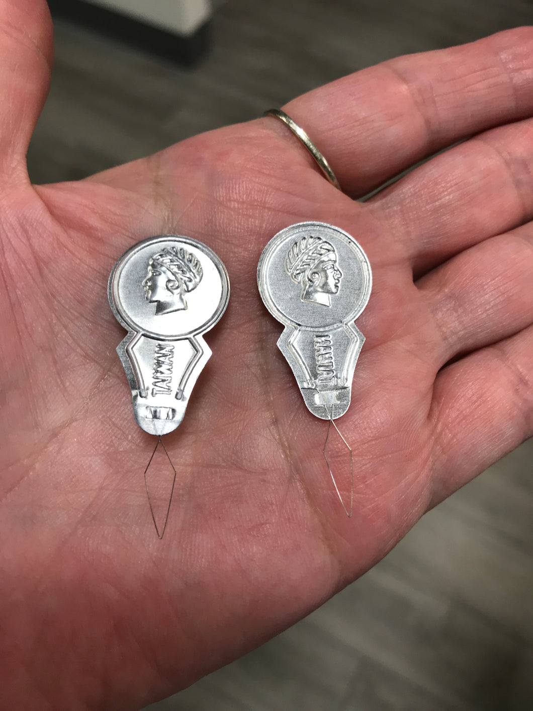 NEEDLE THREADER