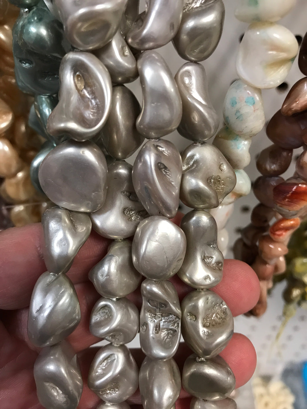 PEARLIZED SHELL PEARL NUGGETS