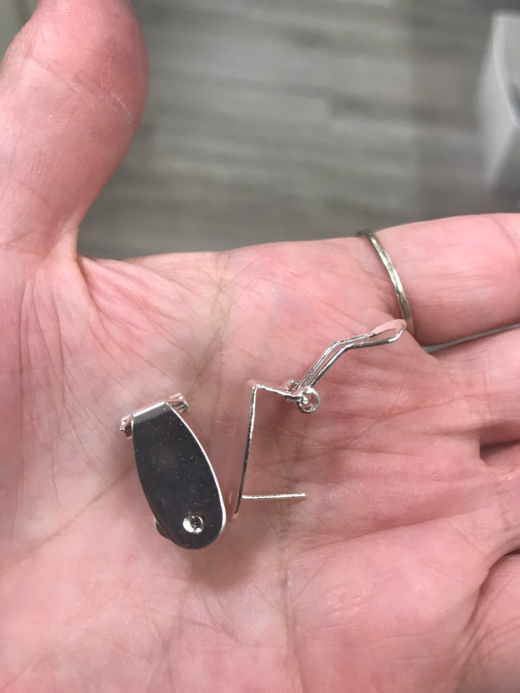 FINGERNAIL POST EARRING
