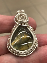 Load image into Gallery viewer, LABRADORITE PENDANT
