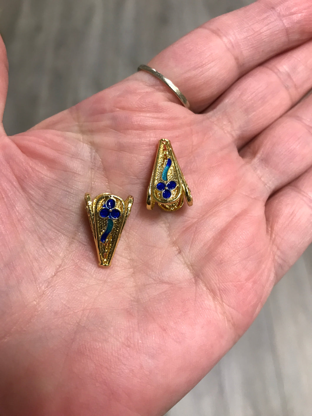 BLUE FLOWER BEAD CAP