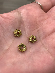 FLOWER BEAD CAP