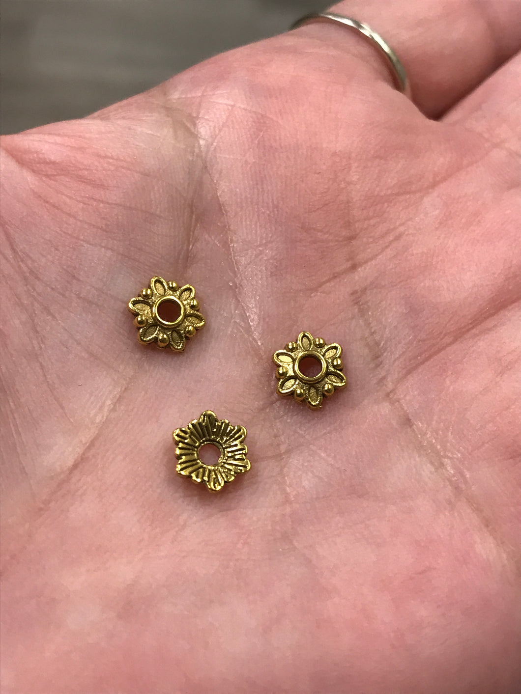 FLOWER BEAD CAP