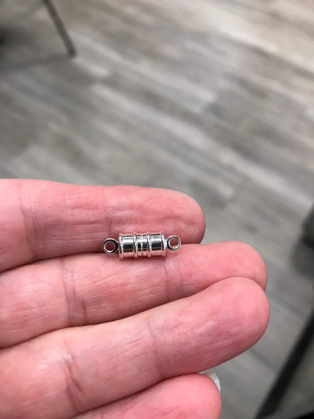 MAGNETIC CLASP COLUMN