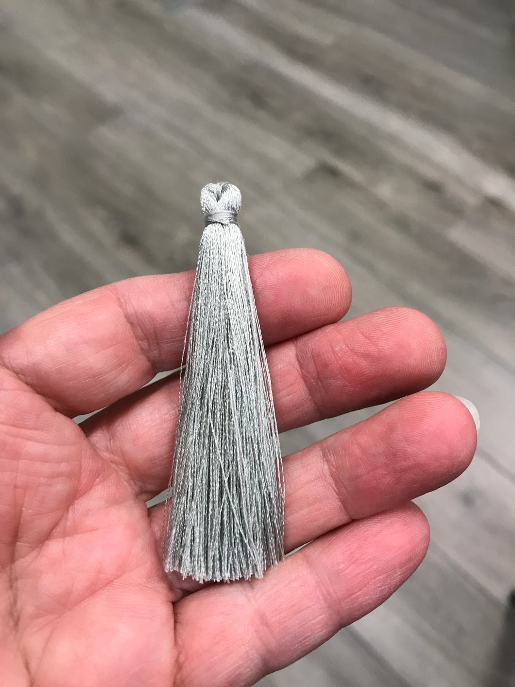 NYLON TASSEL LIGHT GREY