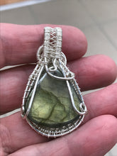 Load image into Gallery viewer, LABRADORITE PENDANT
