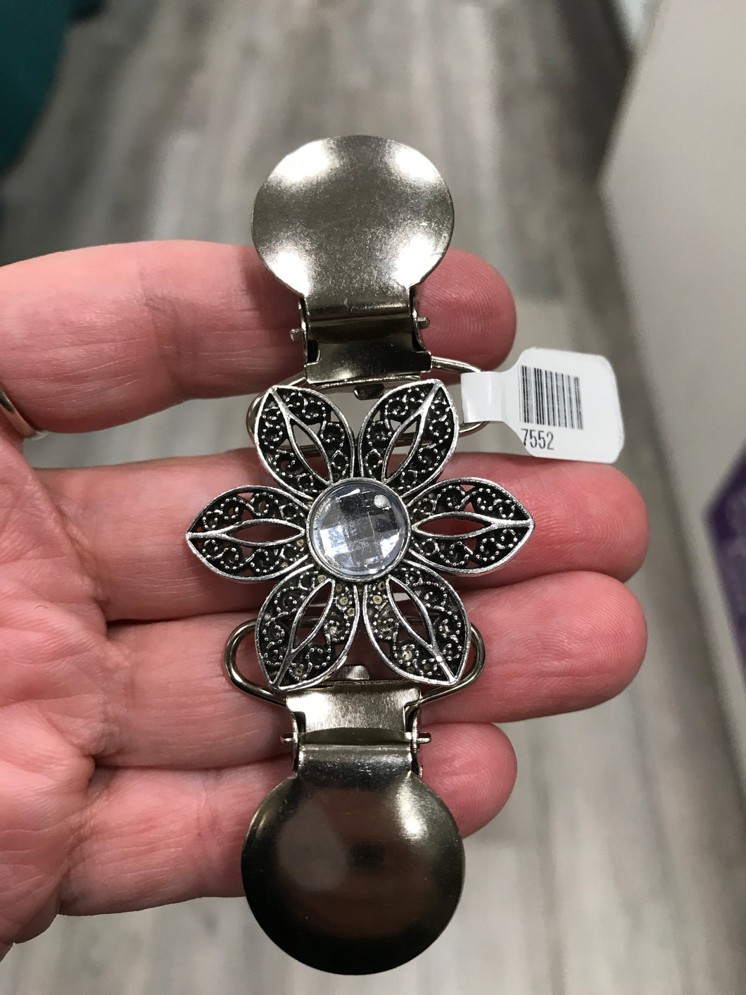 SWEATER CLIP FLOWER