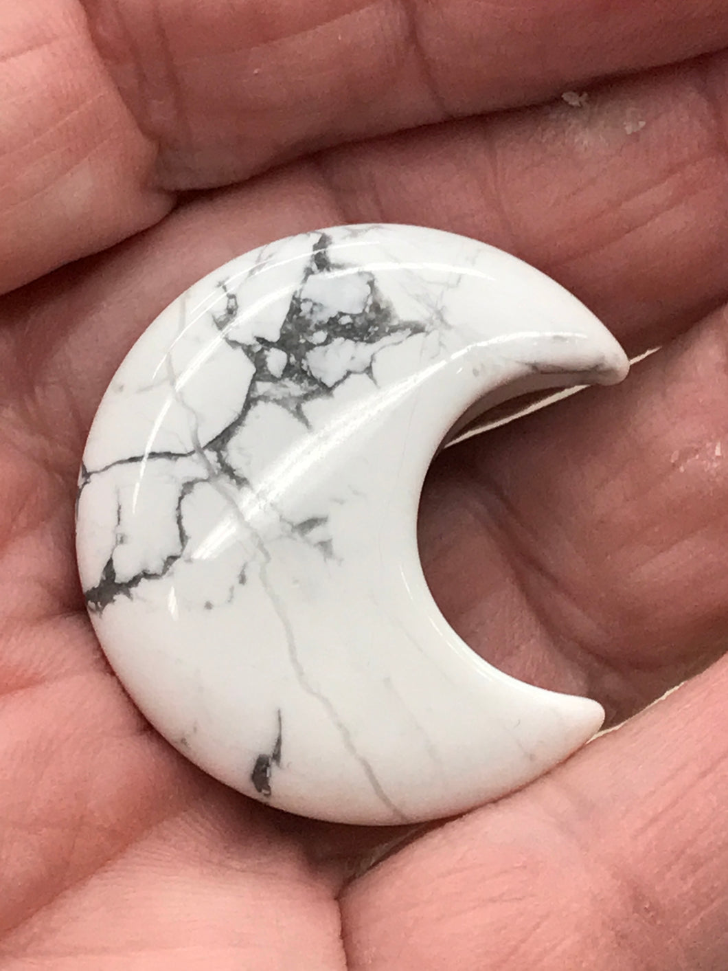 HOWLITE MOON