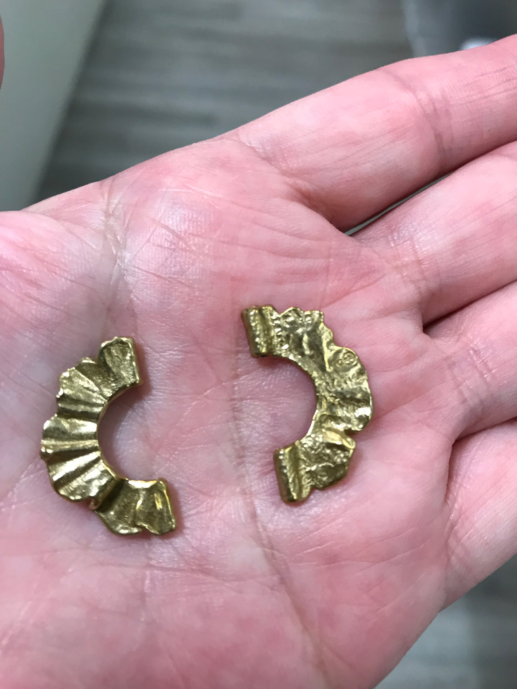 BRONZE HALF RUFFLE FRAME