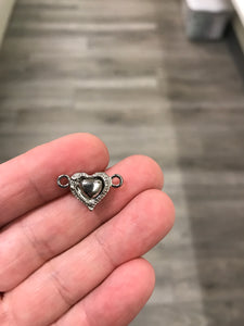 MAGNETIC CLASP HEART