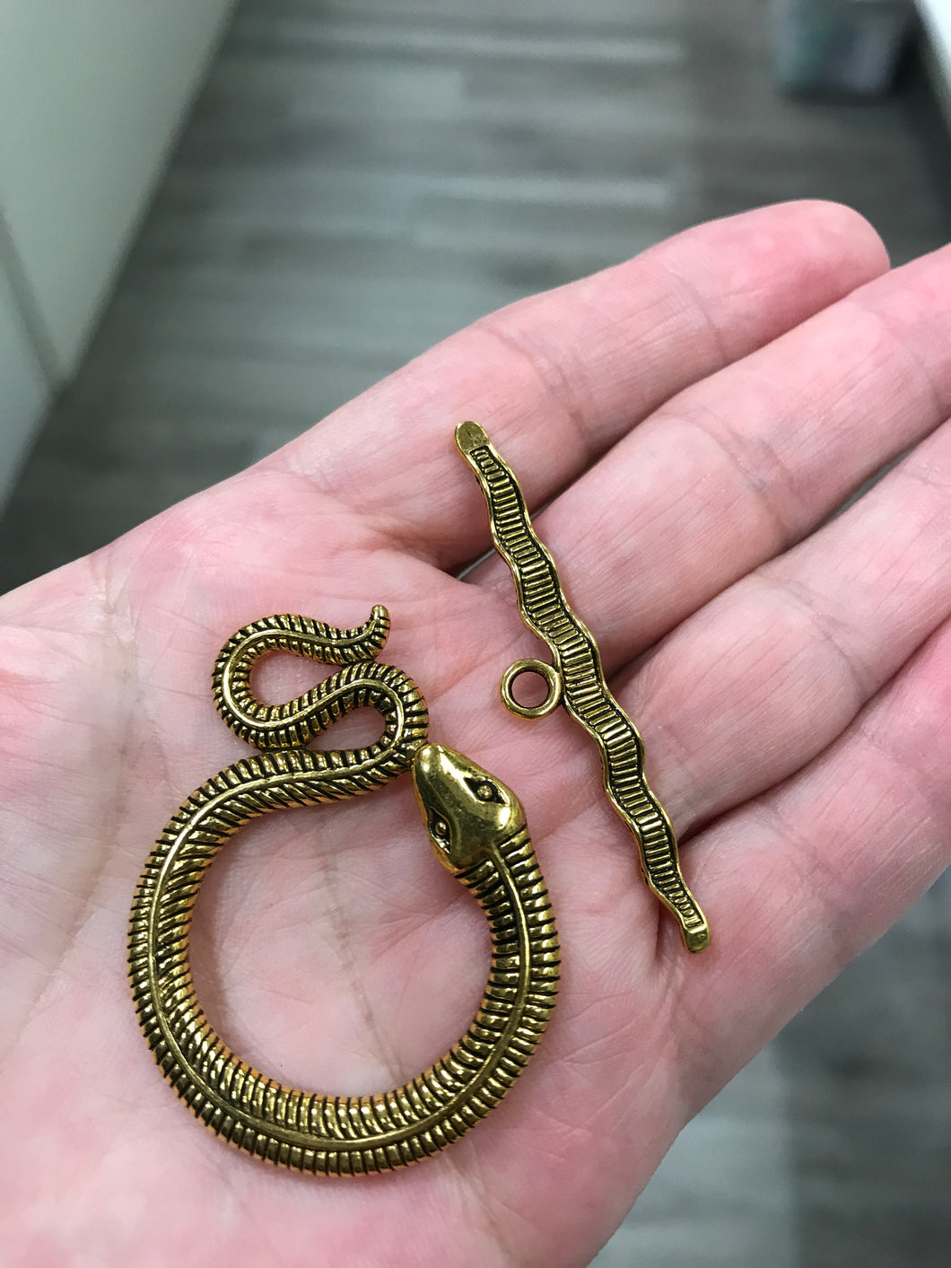 TOGGLE CLASP SNAKE