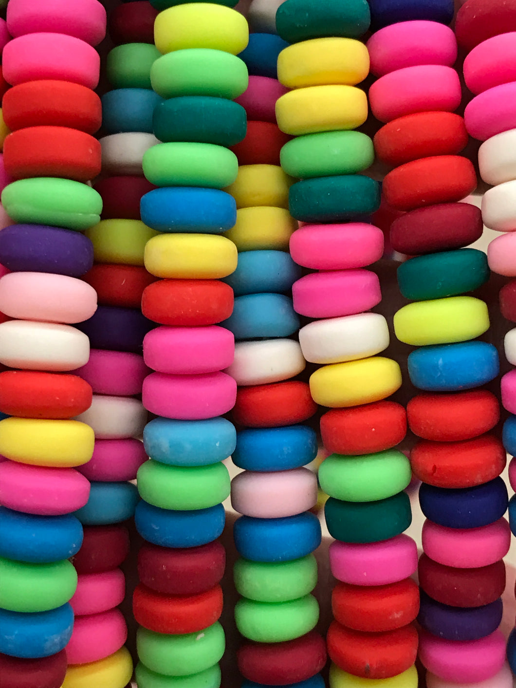 CLAY BEADS FLAT ROUND 6-7X3MM