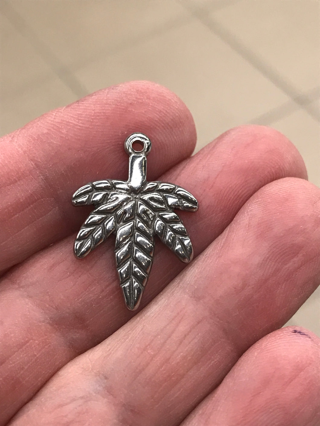 304 STAINLESS PENDANT LEAF