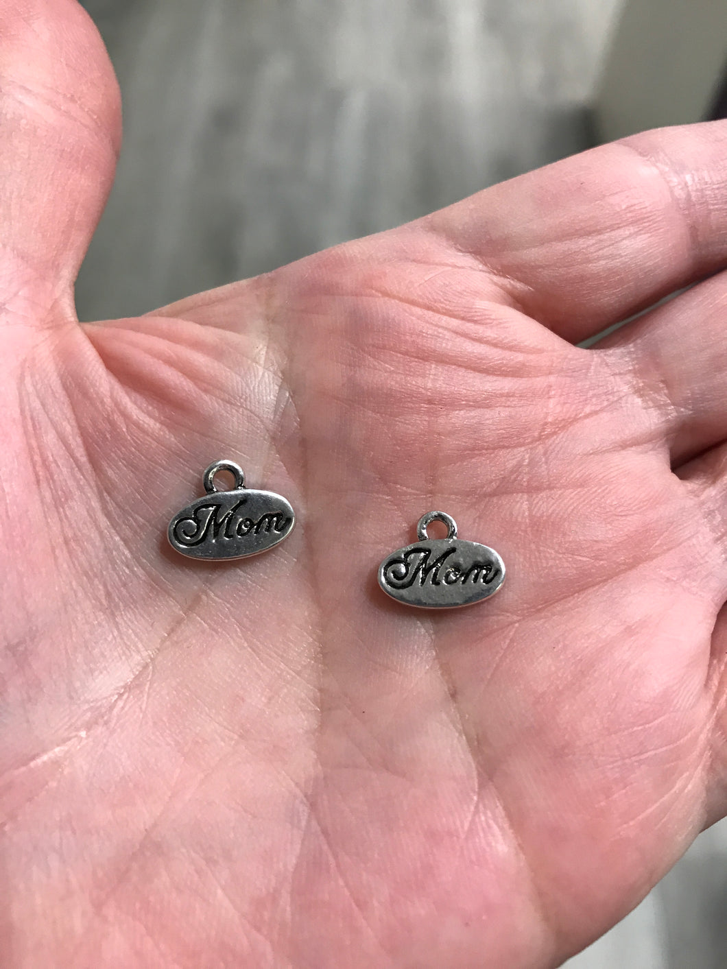 OVAL MOM CHARM