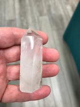 Load image into Gallery viewer, CLEAR QUARTZ POINT
