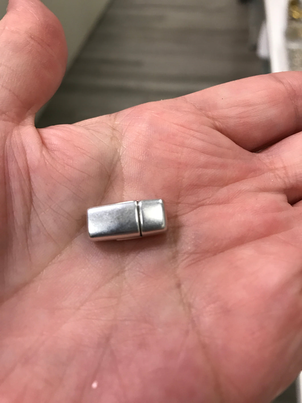 MAGNETIC CLASP