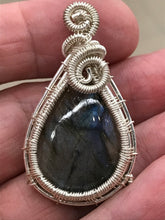 Load image into Gallery viewer, LABRADORITE PENDANT
