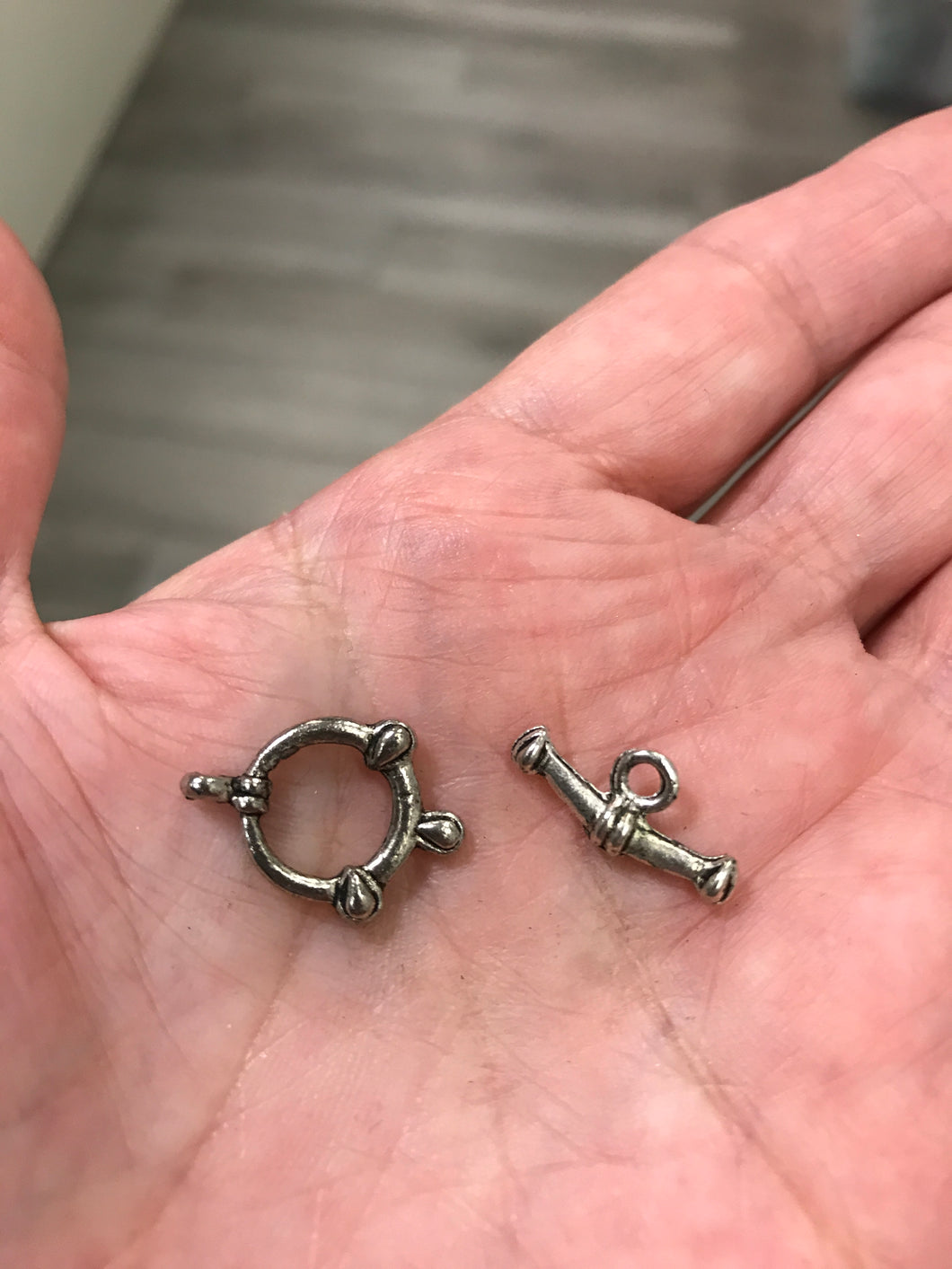 TOGGLE CLASP ANT. SILVER