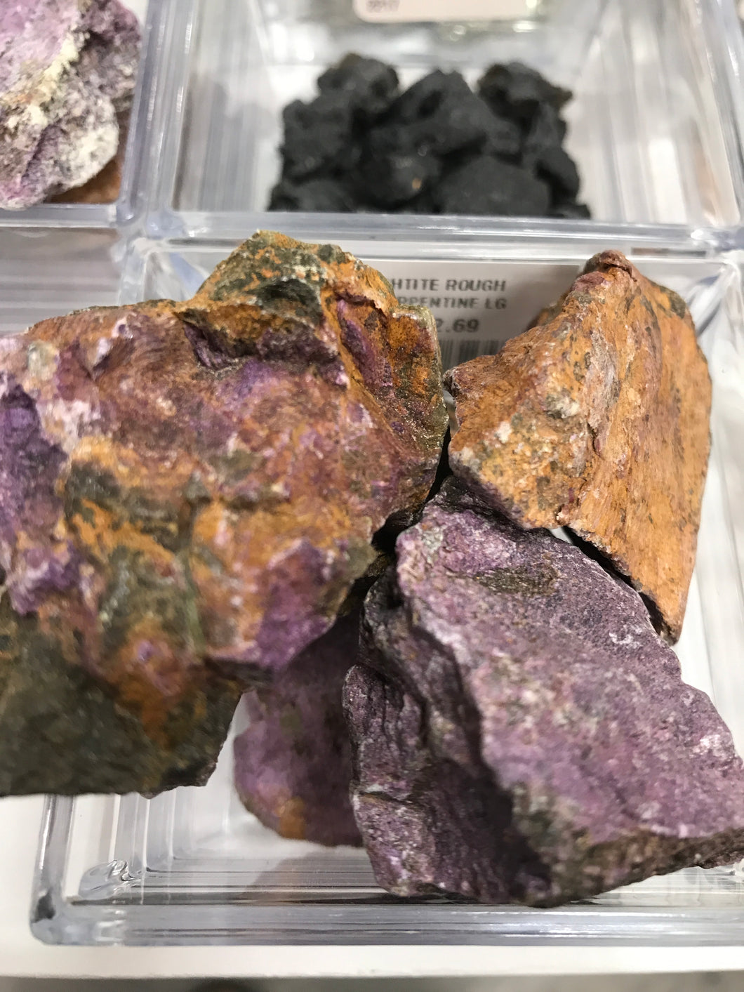 STICHTITE ROUGH IN SERPENTINE