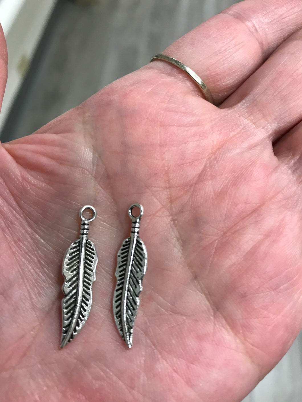 CHARM FEATHER