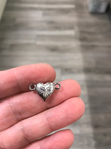 MAGNETIC CLASP HEART