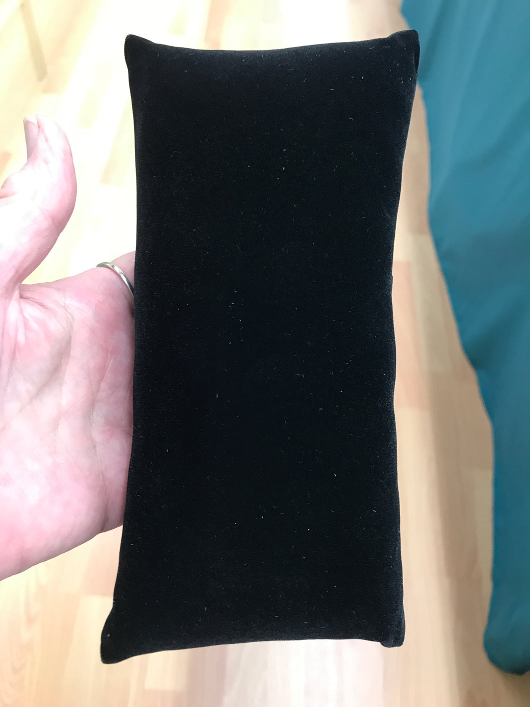 VELVET PILLOW BRACELET DISPLAY